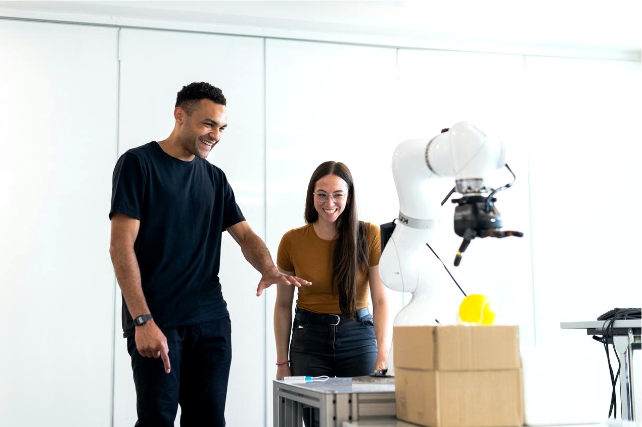 Estudiantes construyendo un robot