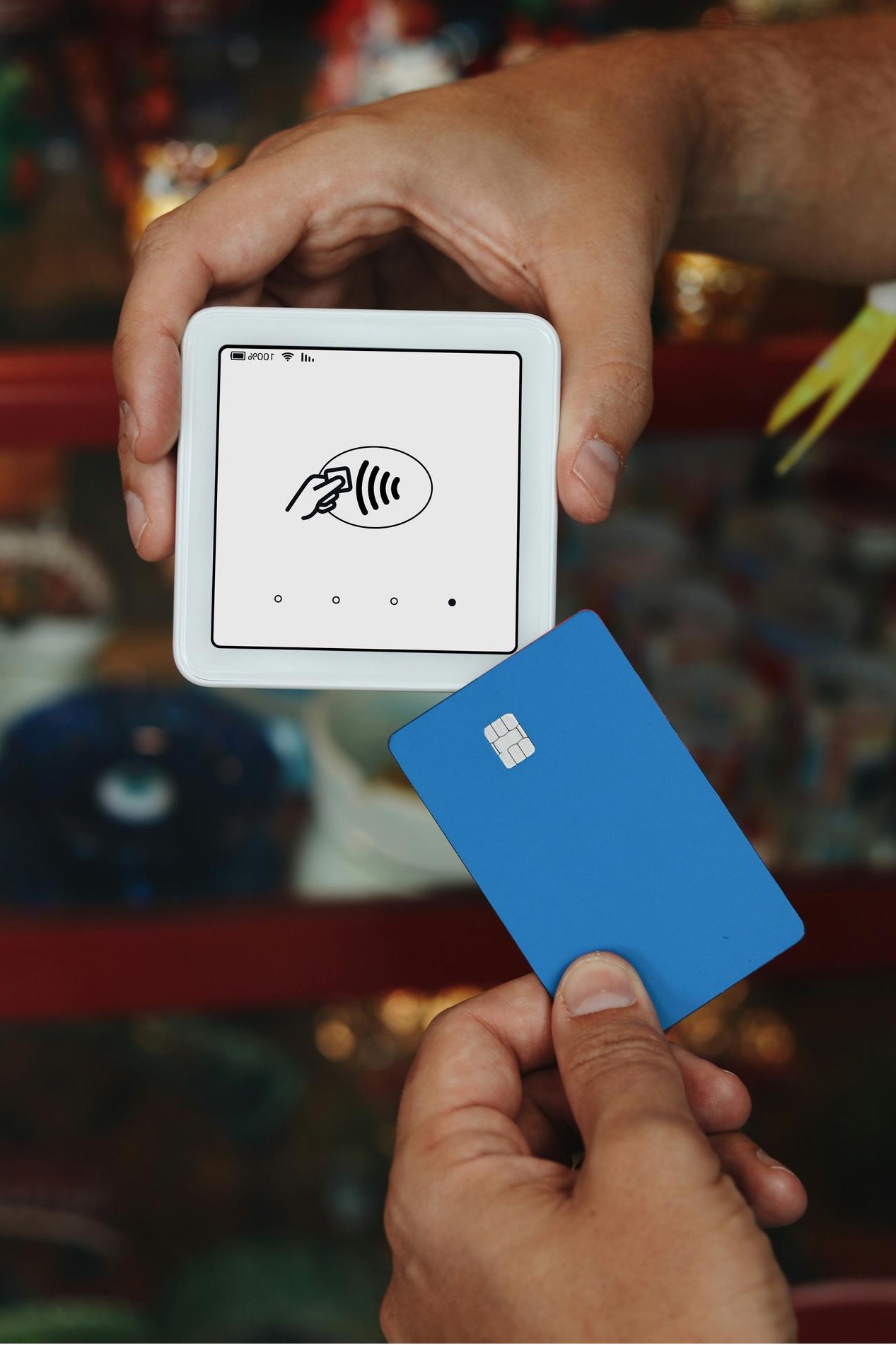 Docente usando robot con alumnos